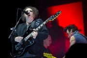Spevák a gitarista britskej rockovej skupiny The Cure Robert Smith.