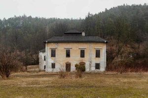 Necpaly, byty