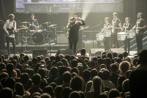 Medzi najsilnejšie okamihy večera patrilo vystúpenie kapely Billy Barman. Predviedli ocenenú pieseň roka Mladým chýba vojna. Nádych vojnového pochodu skladbe dodali štyria ďalší bubeníci. (zdroj: SME - Gabriel Kuchta)