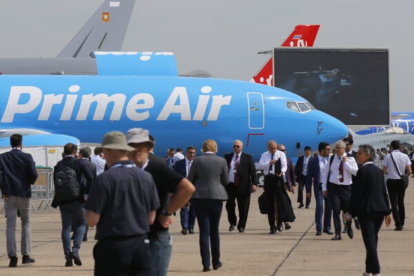 Návštevníci kráčajú okolo cargo lietadla Boeing 737-800 BCF Amazon "Prime Air" na dráhe letiska počas 53. ročníka medzinárodnej leteckej šou Paris Air Show na letisku v Le Bourget pri Paríži.