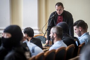 Odvolací súd s obvinenými prevádzačmi.