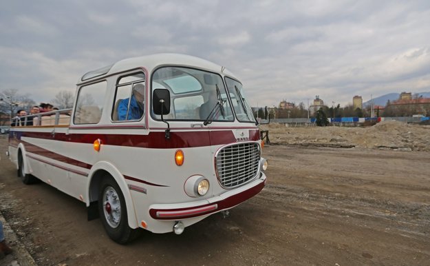 Poklopanie základného kameňa malo aj historický nádych v podobe starého autobusu. (zdroj: TASR/ B. Račko )