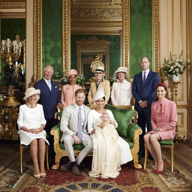 Britský princ Harry a jeho manželka Meghan pokrstili v sobotu svojho syna Archieho. Dole vľavo sedí Camilla, vojvodkyňa z Cornwallu. Horný rad zľava britský princ Charles, Doria Raglandová, Lady Jane Fellowesová, Lady Sarah McCorquodaleová, britský princ William a kejo manželka Kate.