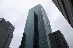 Budova Sumitomo Fudosan Roppongi Grand Tower v Tokiu, kde sídli viacero firiem.