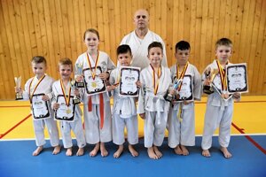 Zľava: Matej Beňuška, Dominik Benedikovič, Ingrid Marková, Lukáš Tóth, Eliot Carlisle, Daniel Tóth, Leo Cápay, za nimi tréner Michal Rusnák.