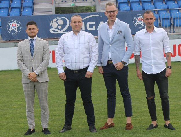 Nové vedenie Partizána Bardejov. Zľava: Šimon Ihnat (manažér), Stanislav Soroka (prezident), Dávid Gedeon (generálny riaditeľ), Lukáš Hricov (športový riaditeľ).