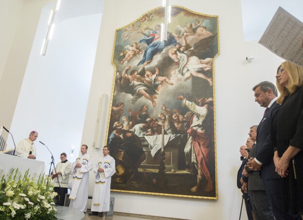 Andrej Danko a suita z SNS na omši v hradnej kaplnke 15. augusta 2019. Celebruje arcibiskup Stanislav Zvolenský.