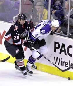 vladimir tsyplakov (29) z buffala sabres bojuje o puk s jaroslavom modrym z los angeles knigs v zápase hokejovej nhl v los angeles