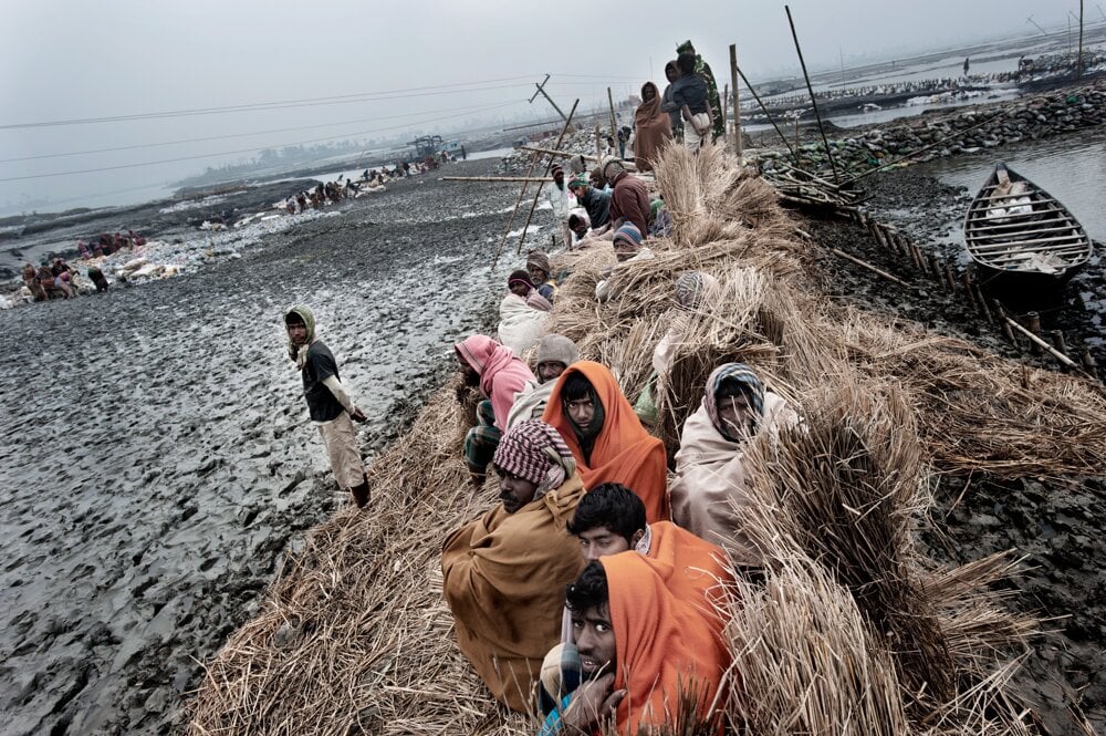 Bangladéš. Tisíce pracujúcich v Katakhali pracujú na uzatváraní trhlín v násypoch spôsobených cyklónom Aila a na zvyšovaní a zosilňovaní násypov.