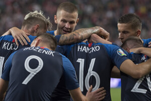 Slovenskí futbaloví reprezentanti počas zápasu s Maďarskom v kvalifikácii na Euro 2020.