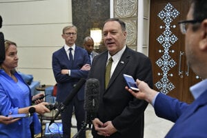 Americký minister zahraničných vecí Mike Pompeo hovorí s novinármi pred jeho odchodom z vojenskej leteckej základne al-Bateen v Abú Zabí 