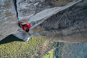 Alex Honnold bez istenia počas lezenia na skalu El Capitan v Yosemitskom národnom parku.