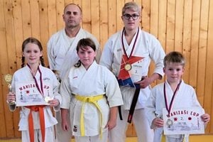 Vpredu (zľava): Ingrid Marková, Miriam Wenderlová, Leo Cápay. Vzadu (zľava): tréner Michal Rusnák, Daniel Schlosser.
