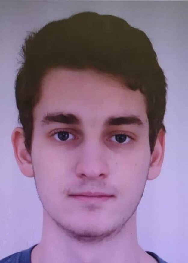 Polícia zverejnila fotografiu 22 - ročného Banskobystričana, ktorž mal dnes v centre mesta napadnúť mladú ženu a vážne ju poraniť nožom.