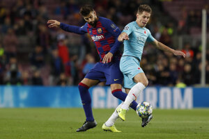 Gerard Pique (vľavo) v súboji s Lukášom Masopustom v zápase Ligy majstrov 2019/2020 FC Barcelona - Slavia Praha.