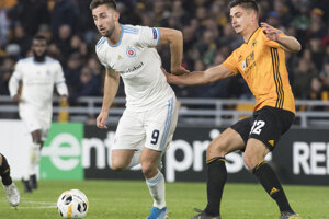 Vľavo hráč Slovana Andraž Šporar, vpravo hráč Wanderers Leander Dendoncker.