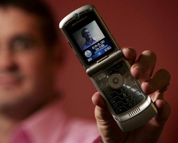 Jedna z pôvodných verzií véčkového telefónu Razr.