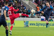 Stanislav Lobotka v súboji počas kvalifikačného zápasu proti Azerbajdžanu.