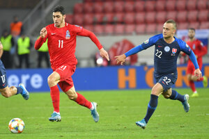 Stanislav Lobotka v zápase proti Azerbajdžanu.