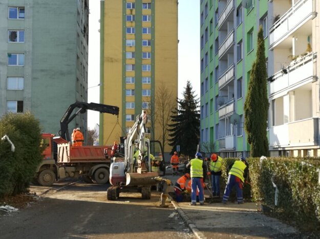 Práce na mieste tragédie pokračujú.
