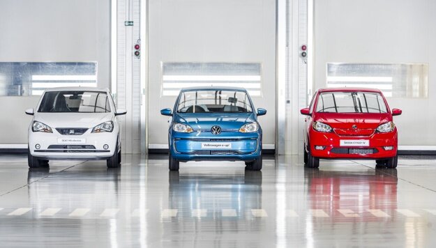 Trojica malých elektrických vozidiel vyrábaných v bratislavskom Volkswagene.