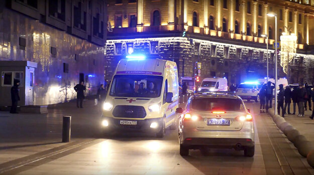 Ambulancia opúšťa areál, kde sídli ruská tajná služba.