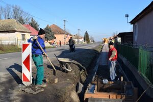 Stavbu chodníka si robia miestni svojpomocne.