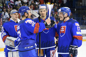 Slovenskí hokejisti sa radujú z víťazstva na Kaufland Cupe. Zľava Andrej Košarišťan, Dominik Graňák, Branislav Rapáč a Marcel Haščák.