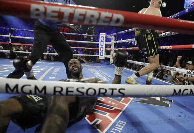 Deontay Wilder (vľavo) po údere od Tysona Furyho.