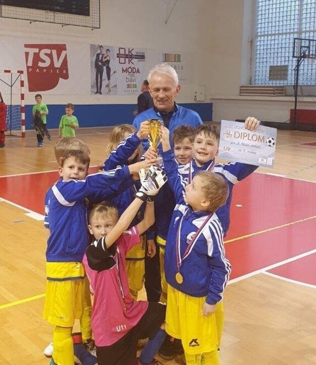 S víťaznou trofejou.