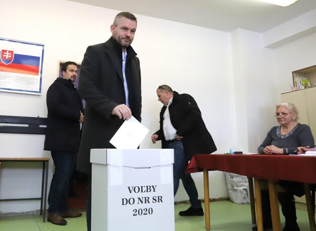 Voľby 2020: Peter Pellegrini vhadzuje obálku z hlasovacím lístkom do volebnej urny.