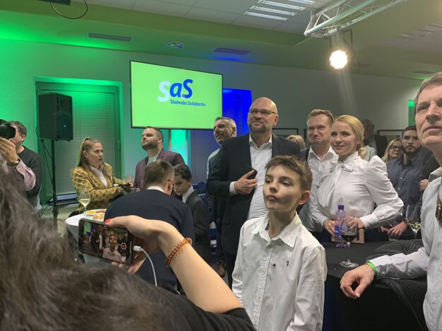 Voľby 2020: Richard Sulík sleduje na plátne výsledky exit pollu na TV Markíza.
