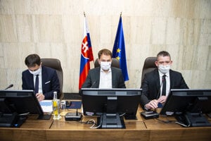 Zľava minister financií SR Eduard Heger, predseda vlády SR Igor Matovič a minister vnútra SR Roman Mikulec počas rokovania Ústredného krízového štábu SR.