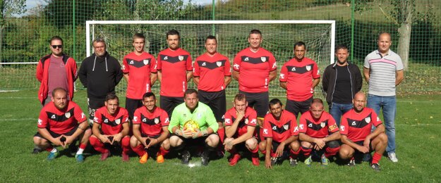 Mužstvo TJ Klas Beša v sezóne 2019/20 pred zápasom s Farnou. Domáci tento duel vyhrali 3:1.