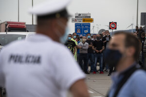 Ľudia čakajúci na spustenie aplikácie eKaranténa blokujú hraničný priechod Bratislava - Jarovce v smere na Slovensko.