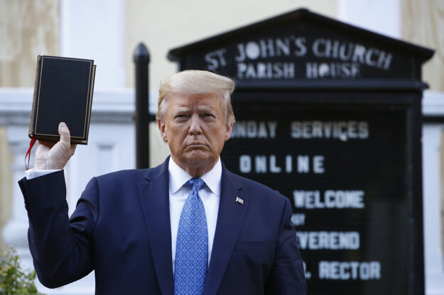 Americký prezident Donald Trump s Bibliou pri kostole sv. Jána.
