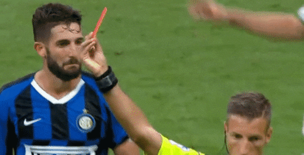 Milan Škriniar dostáva červenú kartu.