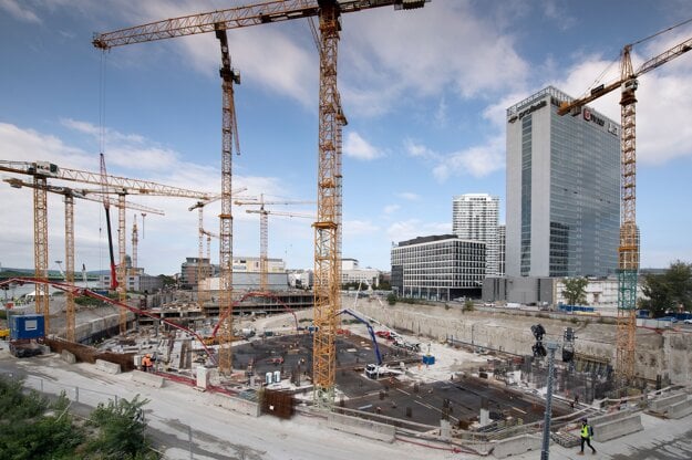 Betónovanie základnej dosky prvého slovenského mrakodrapu Eurovea Tower. (zdroj: TASR)