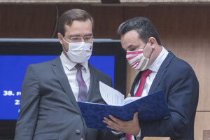 Vľavo minister zdravotníctva SR Marek Krajčí a vpravo predseda Správy štátnych hmotných rezerv SR Ján Rudolf prichádzajú na 38. rokovanie vlády .