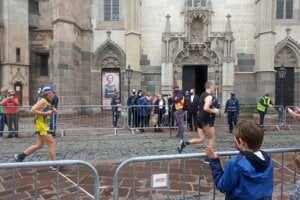Maratón v čase epidémie. Väčšina fanúšikov mala rúška.