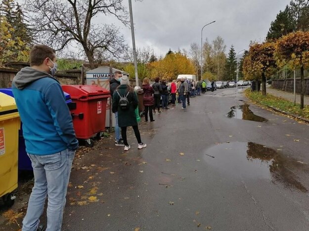 Na Bakossovej čaká aktuálne asi 100 ľudí.