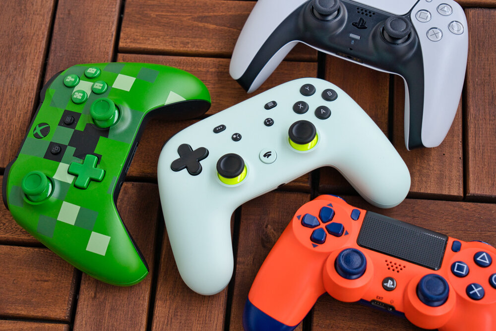 Stadia podporuje väčšinu dostupných gamepadov.