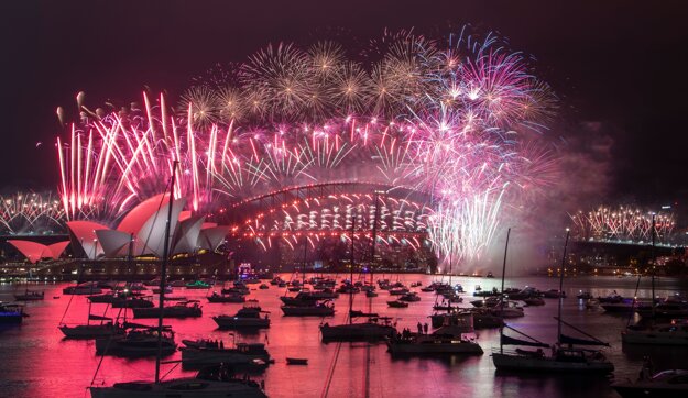 Ohňostroj nad operou v Sydney.