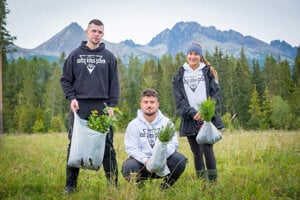 Kamaráti z Pure Slovakia zo zisku z oblečenia a doplnkov vysadili už 16-tisíc stromov.