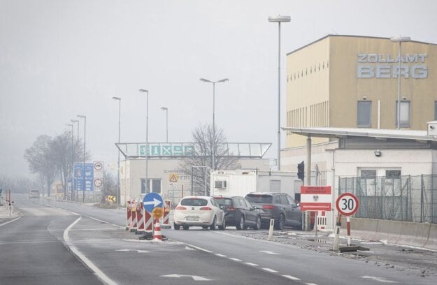 Situácia na hraničnom priechode Bratislava - Berg v smere do Rakúska počas sprísnenia opatrení na hraničných priechodoch od 17. februára 2021 v súvislosti s novými mutáciami koronavírusu.