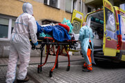 Núdzovým stavom sú najviac postihnutí zdravotníci, ktorým štát počas neho môže prikázať prácu v nemocnici. 