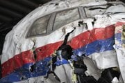 Tragický koniec letu MH17 spôsobil smrť všetkých 298 ľudí na palube lietadla, väčšinu z nich tvorili Holanďania. Na snímke sú zvyšky lietadla.