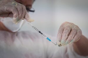 Slovensko začalo očkovať vakcínou Sputnik V.