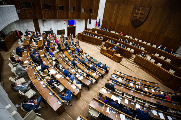 Parlament rokuje o návrhu na vyslovenie nedôvery ministrovi vnútra Romanovi Mikulcovi.