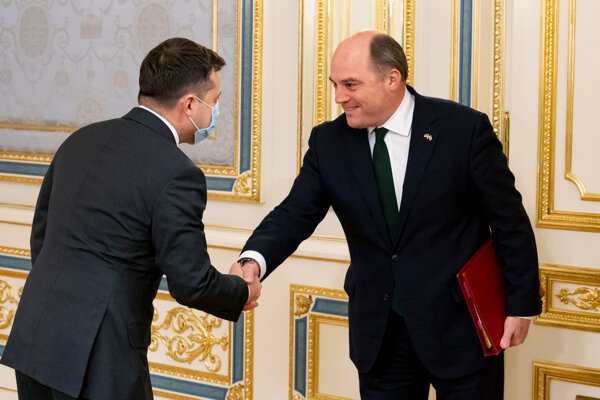 Na snímke zo 16. novembra 2021 si britský minister obrany Ben Wallace (vpravo) podáva ruku s ukrajinským prezidentom Volodymyrom Zelenským.